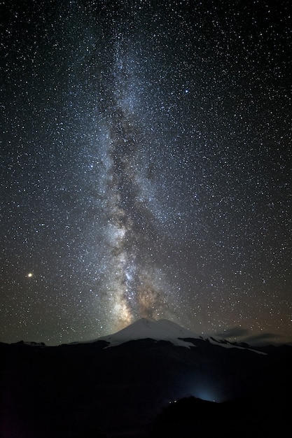 Photo stars of the milky way at night in the sky above mount elbrus the highest peak of russia is 5642m