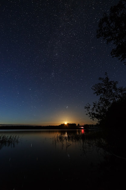 Le stelle nel cielo notturno sopra il fiume.