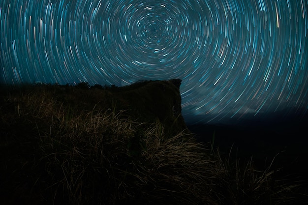 Foto la notte delle code di stelle di startails sopra la montagna di phu chi fa a chiang rai thailandia