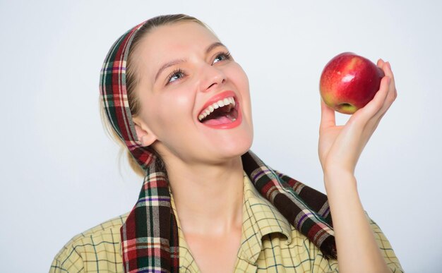 Начать яблочную диету Женщина любит натуральные фрукты Фермер-садовник урожай яблок Девушка-садовник в деревенском стиле держит яблоко на белом фоне Здравоохранение и витаминное питание Идеальное яблоко Продуктовый магазин