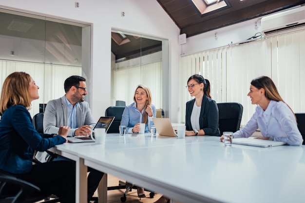 Start bedrijfsmensengroep die in modern bureau werken.