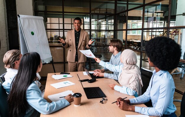 Start business team op kantoor. Multi-etnische groep werkt samen aan een nieuw project in de vergaderruimte