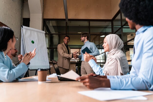 Start business team op kantoor. Multi-etnische groep werkt samen aan een nieuw project in de vergaderruimte