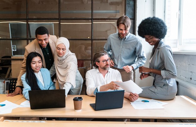 Start business team op kantoor. Multi-etnische groep werkt samen aan een nieuw project in de vergaderruimte