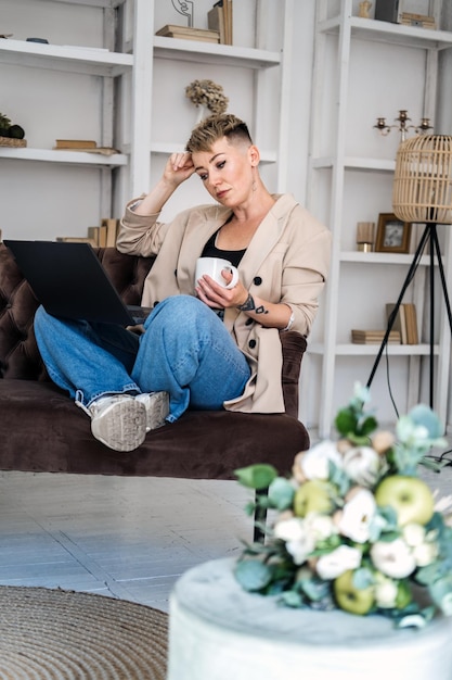 Start een eigen bedrijf jonge trendy vrouw die een nieuw project plant met papieren en laptop in het thuiskantoor