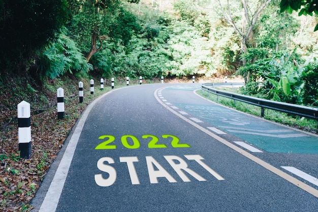 Linea di partenza al 202 su strada in legno l'inizio di un viaggio verso la destinazione in pianificazione aziendale, strategia e sfida o percorso di carriera, concetto di opportunità.