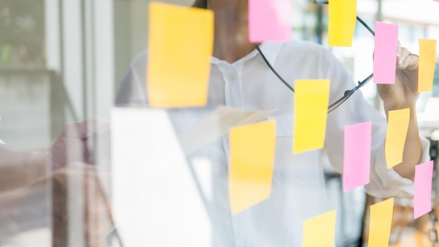 Foto i partner di start up stanno lavorando in abiti casual discutendo le idee per una nuova strategia di sviluppo