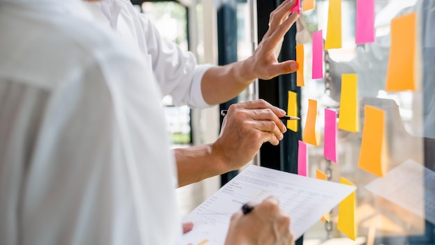 Foto i partner di start up stanno lavorando in abiti casual discutendo le idee per una nuova strategia di sviluppo