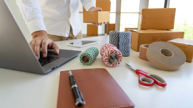 Startende kleine onderneming ondernemer MKB, jonge Aziatische man aan het werk met laptopcomputer