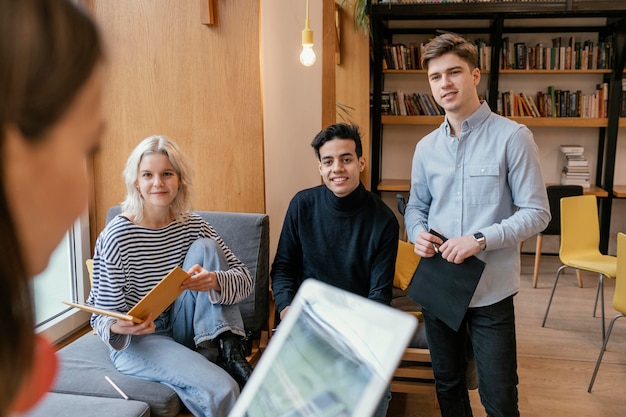 Foto startende ondernemers bespreken strategieën