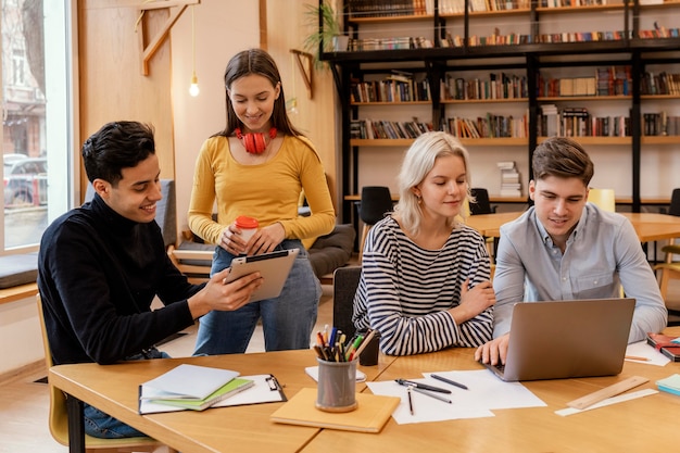 Foto startende ondernemers bespreken strategieën