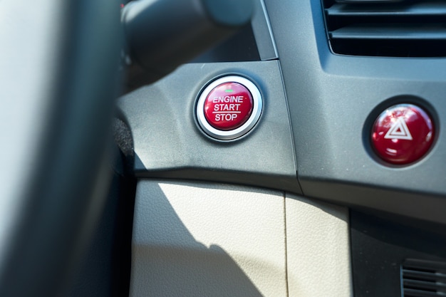 Foto startknop motor op het dashboard van de moderne auto