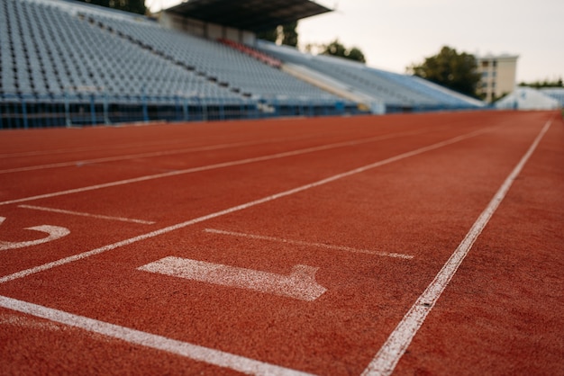 Startlijn voor hardlopen op stadion, niemand, vooraanzicht. lege loopband met cijfers, blessurebestendige coating, joggingoppervlak op sportarena