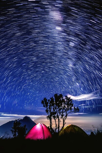 Foto startrail sopra la montagna merapi magelang indonesia