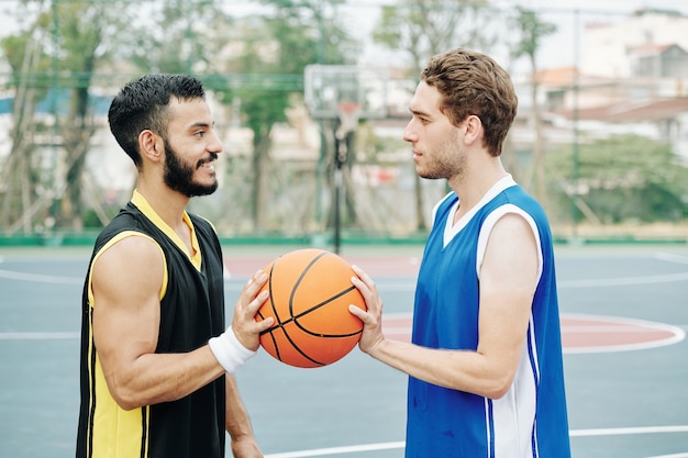 Startspel van basketbal