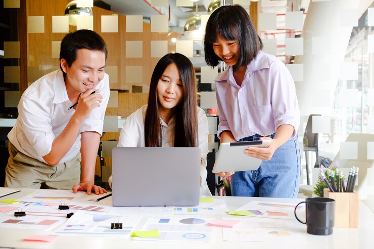 スタートアップビジネスの人々は、作業テーブルで会議。