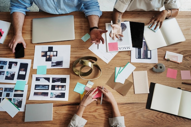 Brainstorming del team di start-up nella sala riunioni