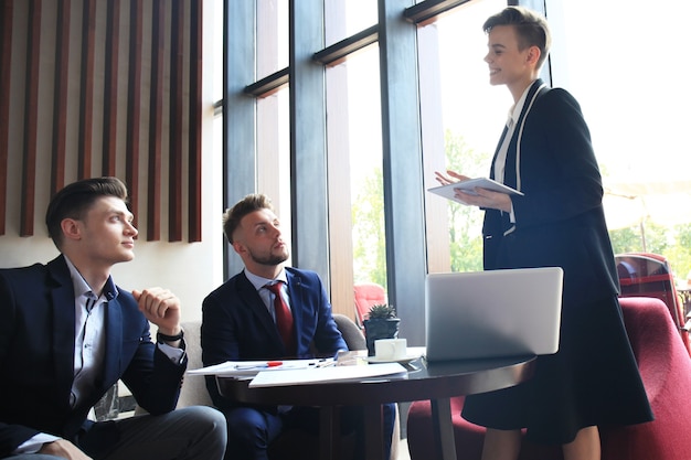 Startup business team op ontmoeting in moderne, lichte kantoorinterieur brainstormen, werken op laptop en tabletcomputer