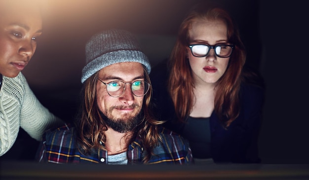 스타트업 다양성 컴퓨터 읽기 또는 팀 검토 웹 디자인 클라우드 컴퓨팅 소프트웨어 또는 앱 UI 시스템 웹 사이트 SEO 팀워크 미디어 분석 대시보드 또는 밤의 사람들은 UX 인터페이스에 중점을 둡니다.