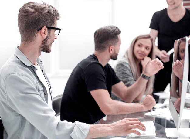 Foto concetto di riunione di brainstorming del lavoro di squadra sulla diversità di avvio