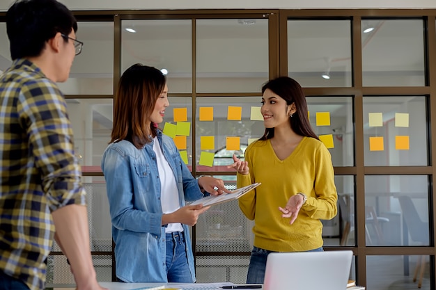 Startup-partners werken in vrijetijdskleding en bespreken de ideeën