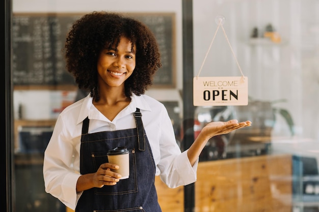 Avvio di successo del proprietario di una piccola impresa sme bellezza ragazza stand con tablet smartphone nel ristorante caffetteria ritratto di donna asiatica abbronzata barista proprietario di caffè pmi imprenditore venditore concetto di business