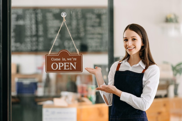 スタートアップ成功した中小企業の経営者中小企業の女性は、カフェ レストランの女性バリスタ カフェ オーナー xA でタブレットとスタンドします。