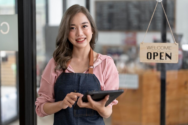 Startup succesvolle kleine ondernemer mkb schoonheid meisje staan met tablet in coffeeshop restaurant