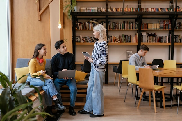 Foto imprenditori di startup che discutono di strategie