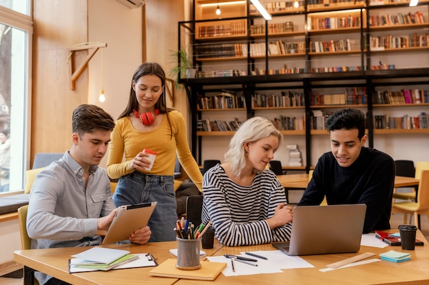 Foto imprenditori di startup che discutono di strategie