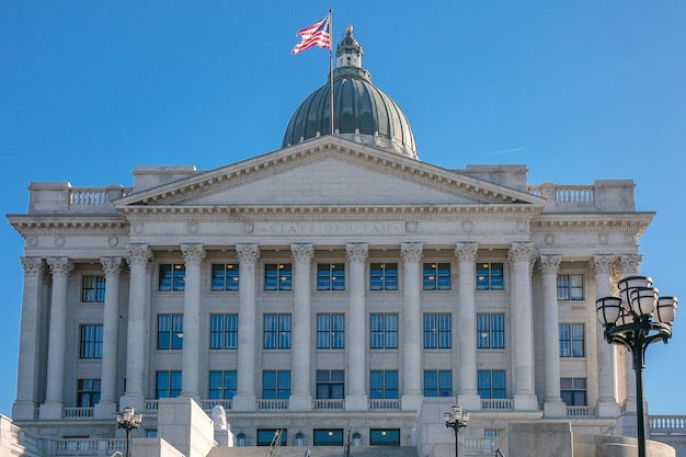 Foto state capitol building a salt lake city utah al mattino di una giornata di sole.