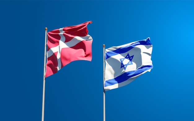 空の背景に一緒にデンマークとイスラエルの州旗
