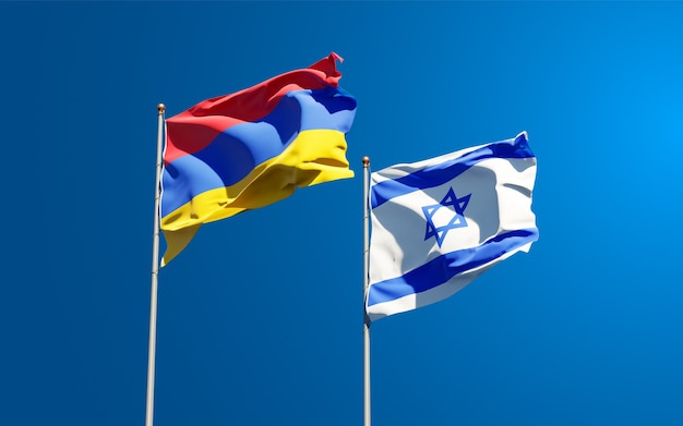 Bandiere di stato di israele e armenia insieme sullo sfondo del cielo