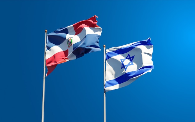 空の背景に一緒にイスラエルとドミニカ共和国の州旗