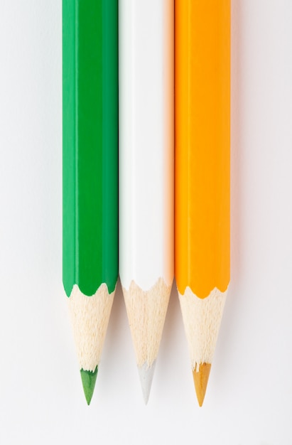 Фото Государственные флаги из разноцветных деревянных карандашей ирландия