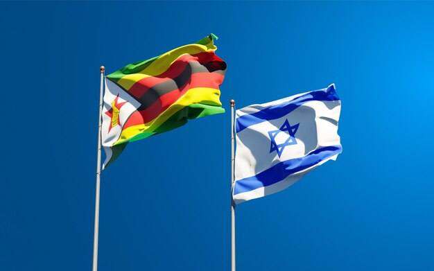 Bandiere di stato dello zimbabwe e israele insieme sullo sfondo del cielo