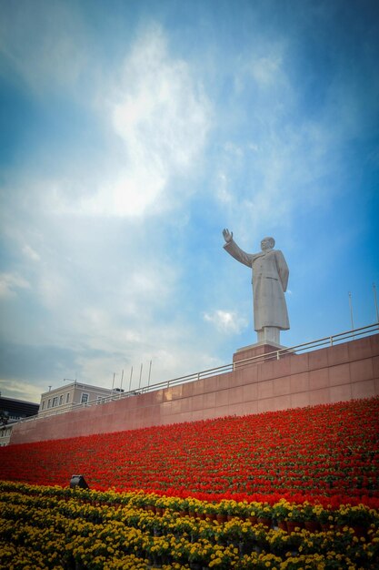 Foto stato di mao tse-tung sul museo contro il cielo