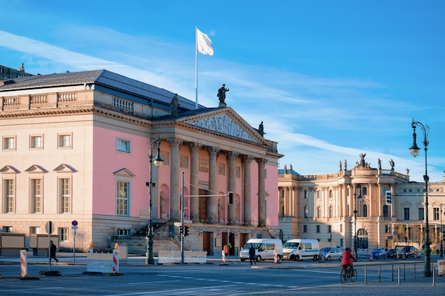 Государственный оперный театр Staatsoper на улице в немецком центре города в Берлине в Германии в Европе. Строительная архитектура. Детали экстерьера. Туризм и отдых