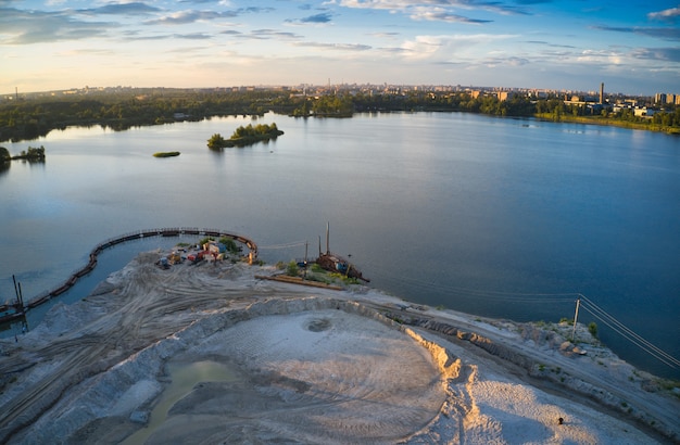 The station for the extraction and cleaning of sand stands about and in the lake