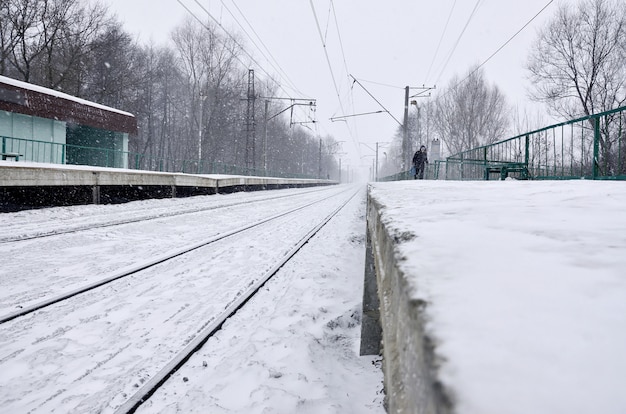 Station in de winter sneeuwstorm