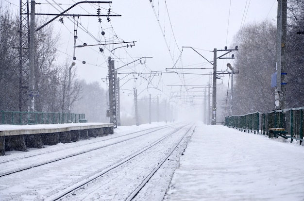 Station in de winter sneeuwstorm