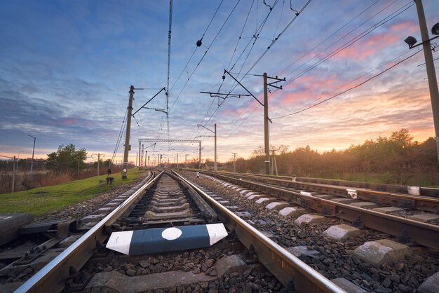 Station tegen mooie hemel bij zonsondergang