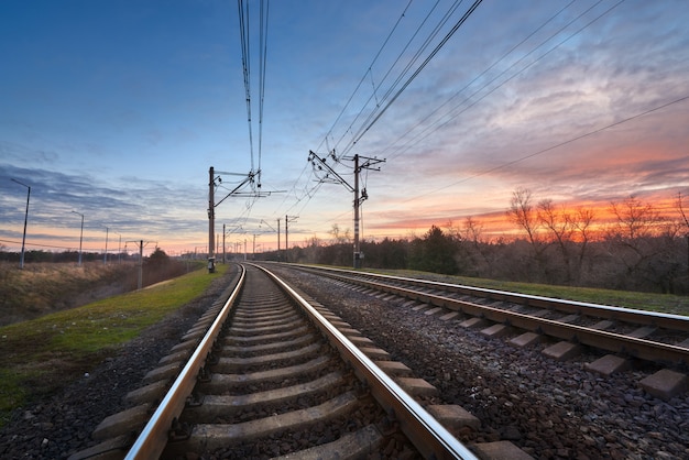 Station tegen mooie hemel bij zonsondergang