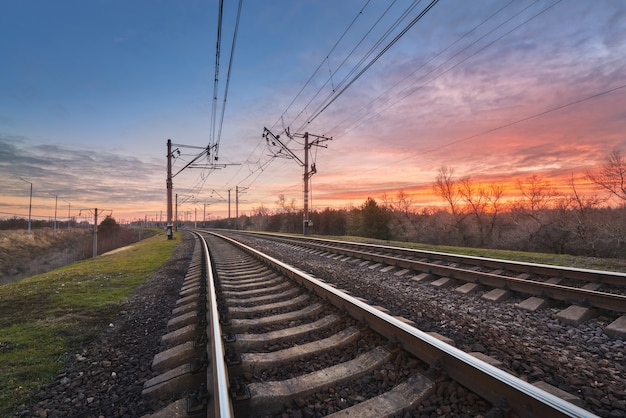 Station tegen mooie hemel bij zonsondergang