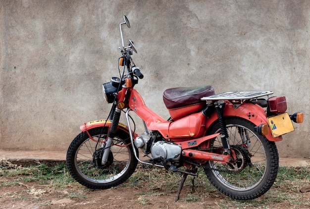 Stationaire rode motorfiets, Tanzania, Afrika