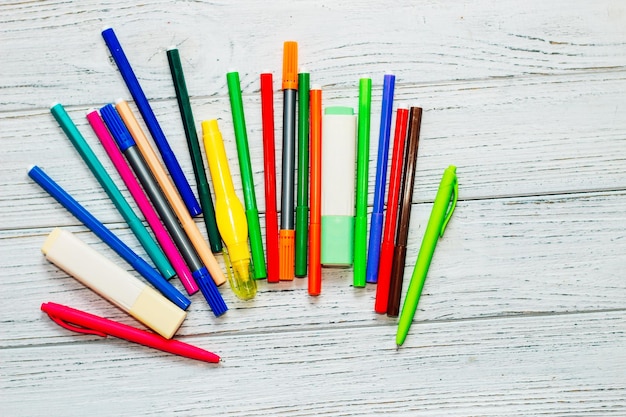 Stationery gekleurde felttip pennen op een witte tafel