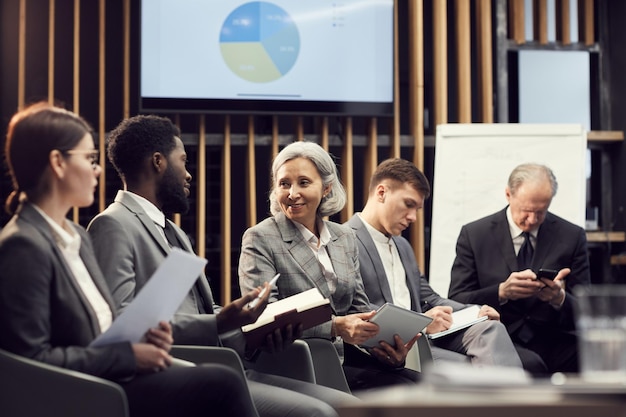 Statistieken bespreken op zakelijke conferentie