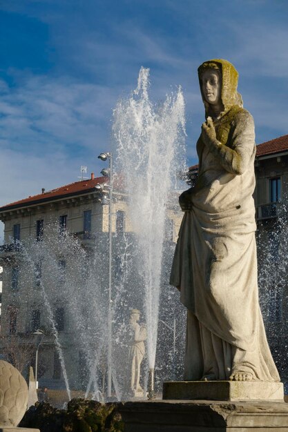 Statua con fontana