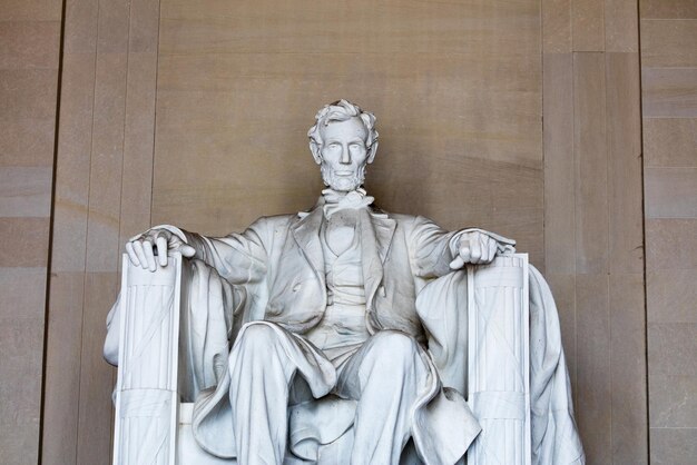 Photo statue of abraham lincoln against wall