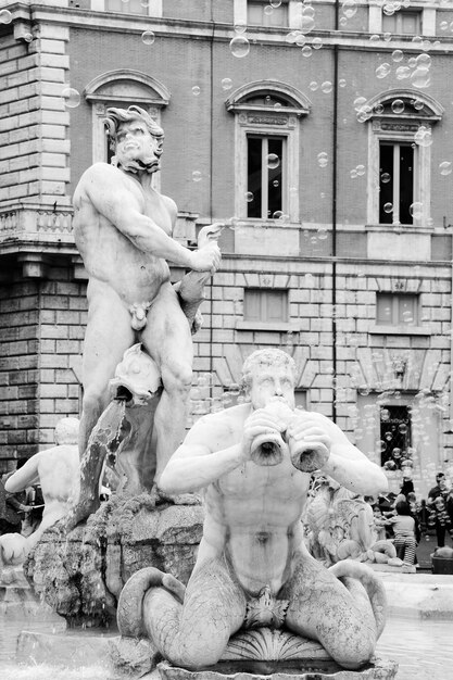 Foto statua contro la costruzione in città